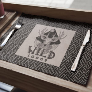 Logo-art sur un set de table pour le Wild Lodge.